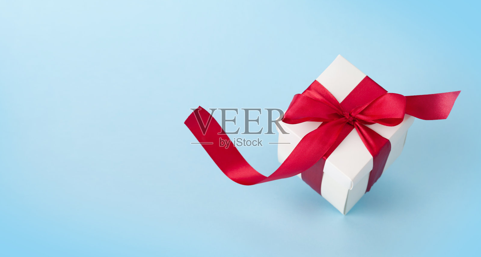 红丝带的礼品盒照片摄影图片