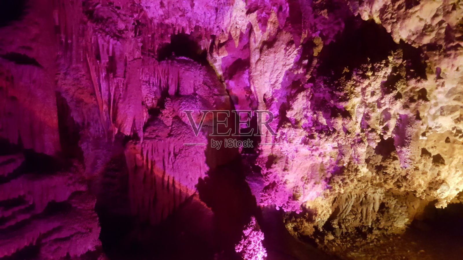 钟乳石洞与粉红色的光照片摄影图片