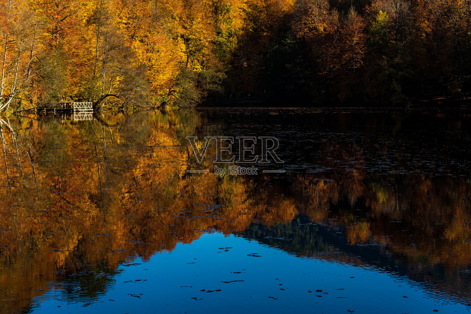 《秋天与码头在土耳其的博鲁》里的Yedigoller照片摄影图片