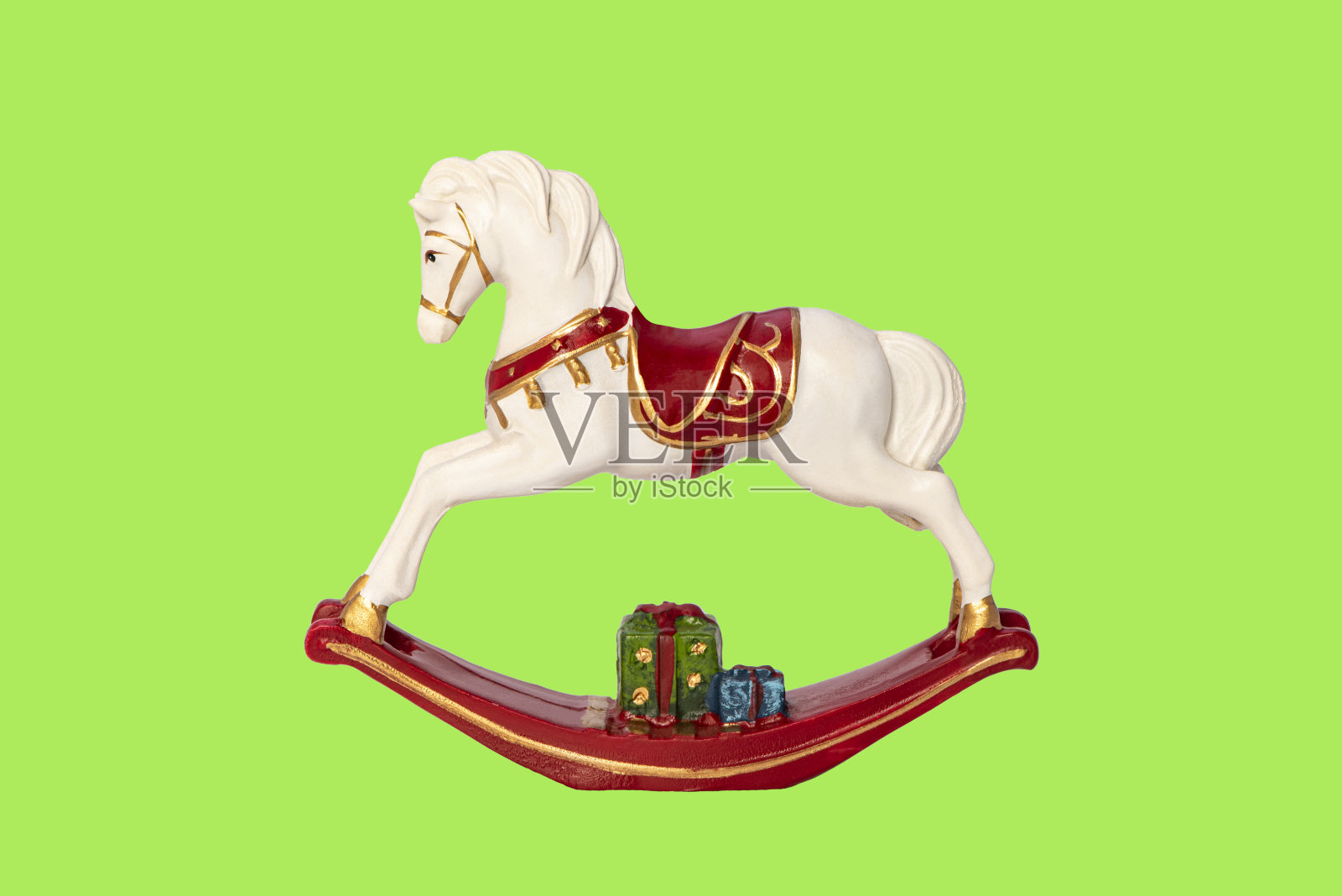 带着两件圣诞礼物的摇摆木马照片摄影图片