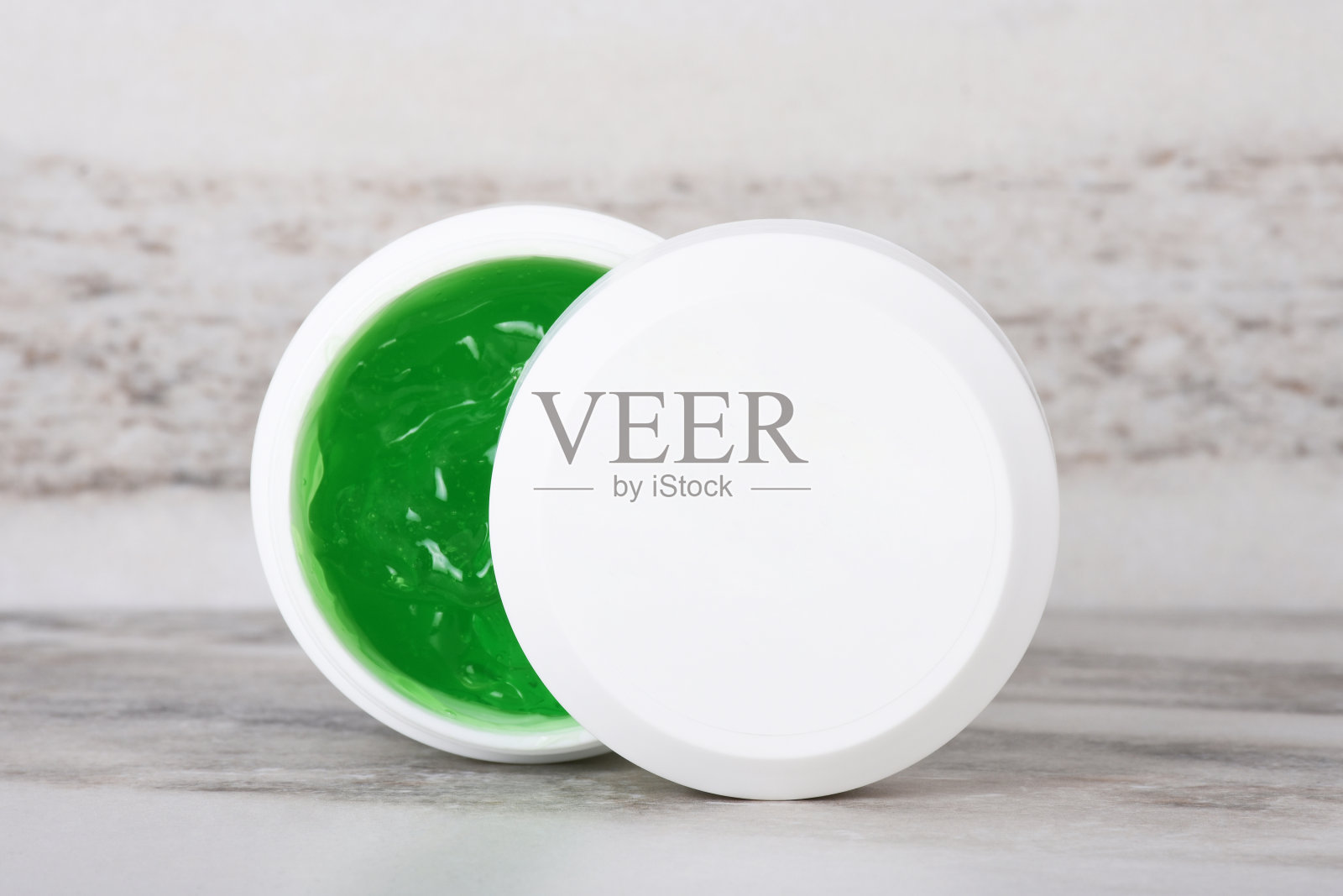 打开大理石背景上的化妆品罐照片摄影图片