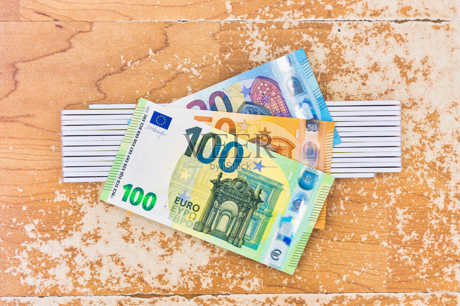 欧元钞票是按折叠规则摆放的照片摄影图片