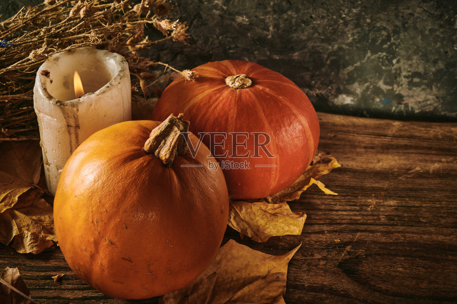 秋天的南瓜和木制背景上的蜡烛照片摄影图片