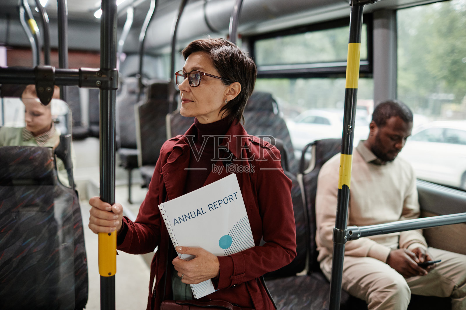 公交车侧面的成熟女人照片摄影图片