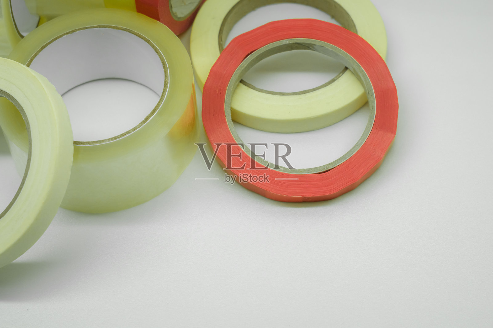 几种不同用途的胶带。油漆和胶带。有选择性的重点。照片摄影图片