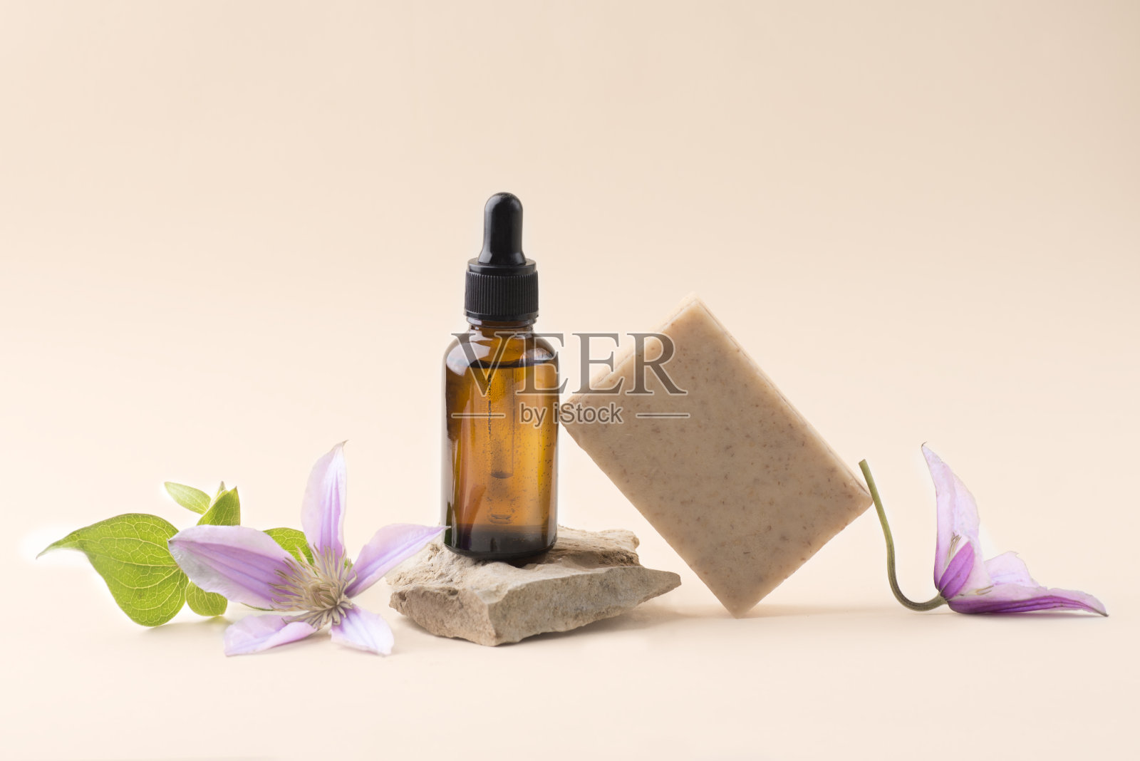 含有精华液或天然油脂、化妆品护肤、素香皂和鲜花等天然平衡成分。平衡的化妆品产品，零浪费，大地色调，米色背景照片摄影图片