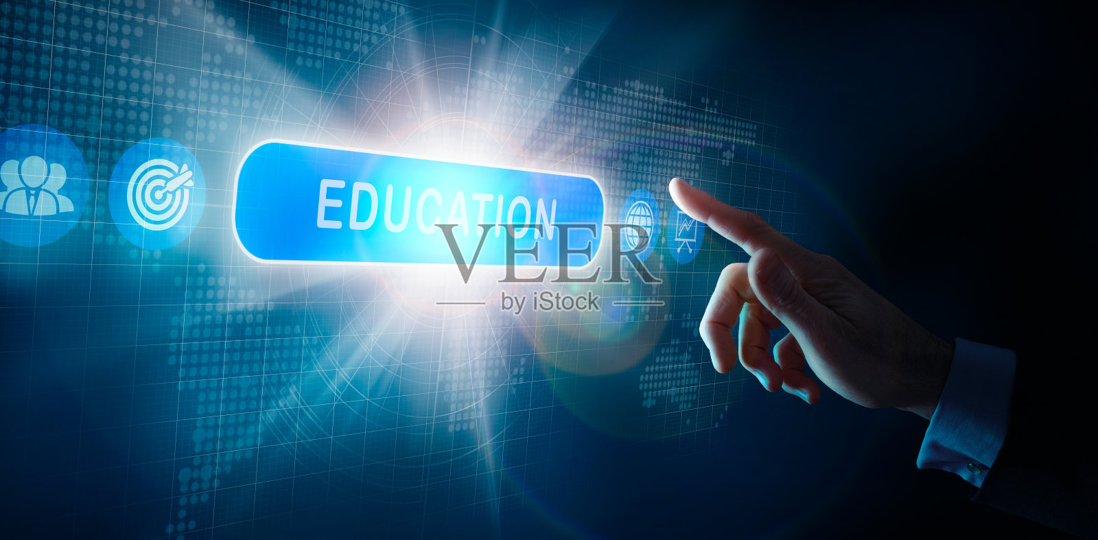 一位商人在电脑显示屏上选择一个教育概念。照片摄影图片