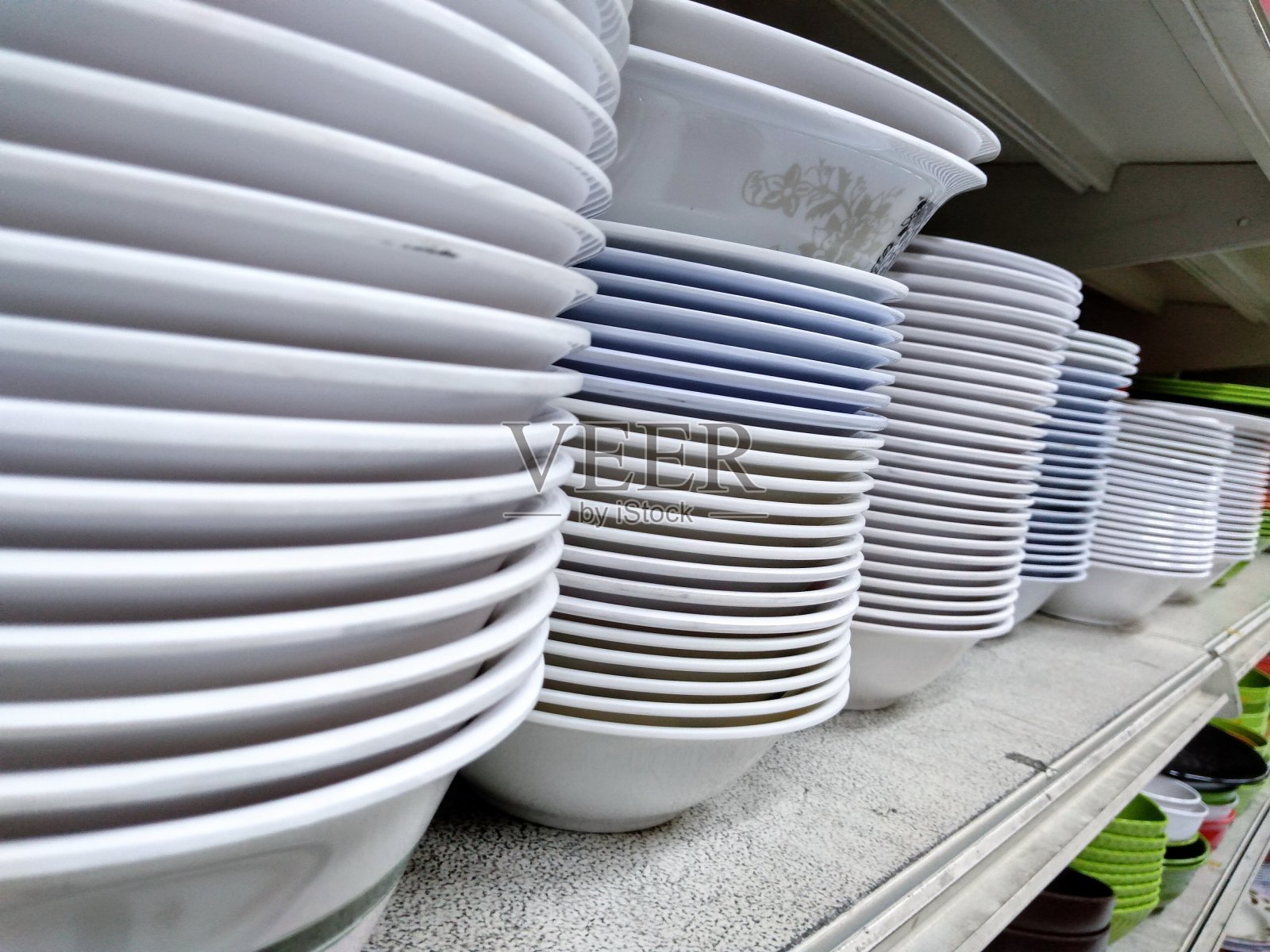 超市里的一堆碗。照片摄影图片