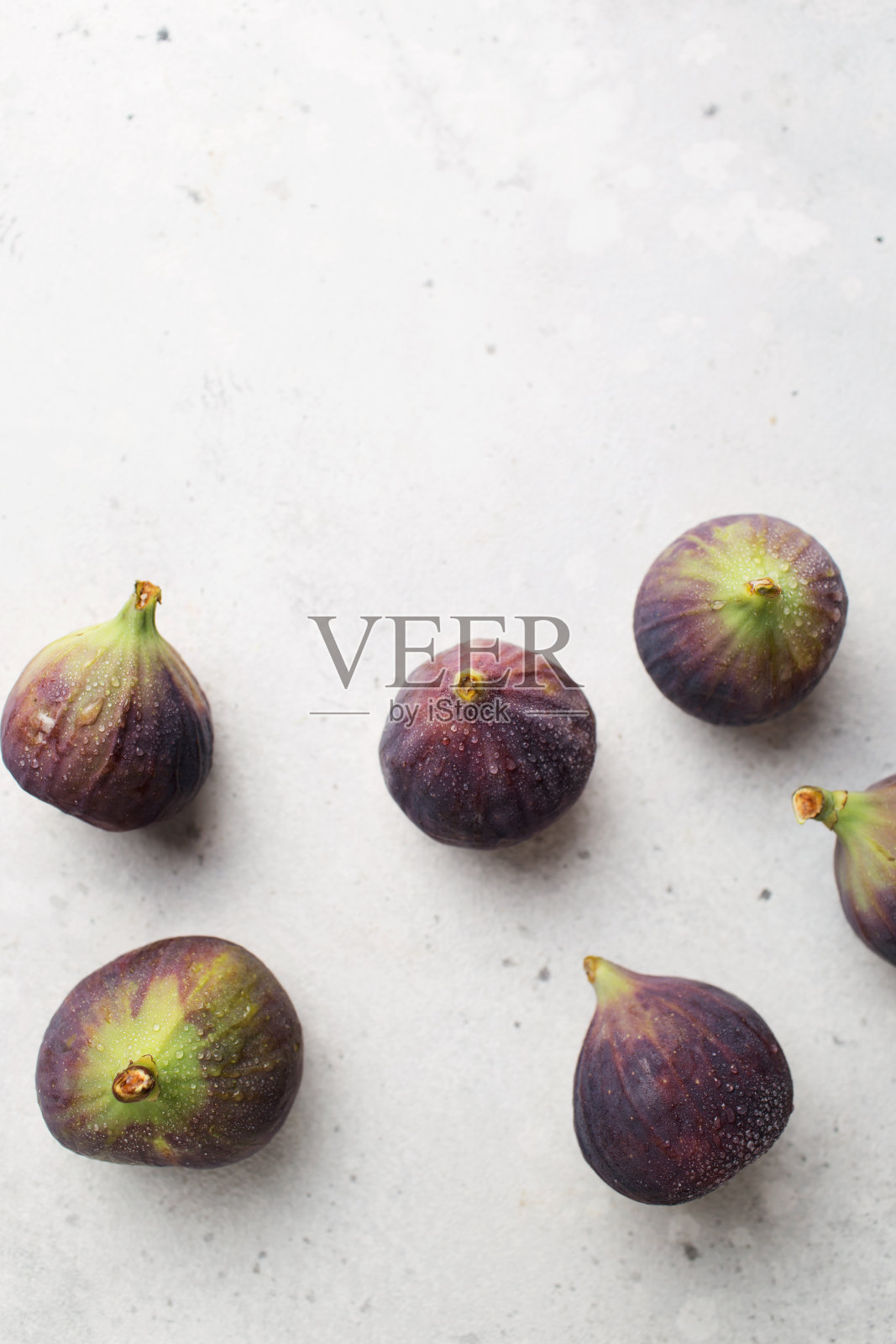 浅色背景上的无花果。新鲜水果的收成。有机食品。在食物照片中放置文字照片摄影图片