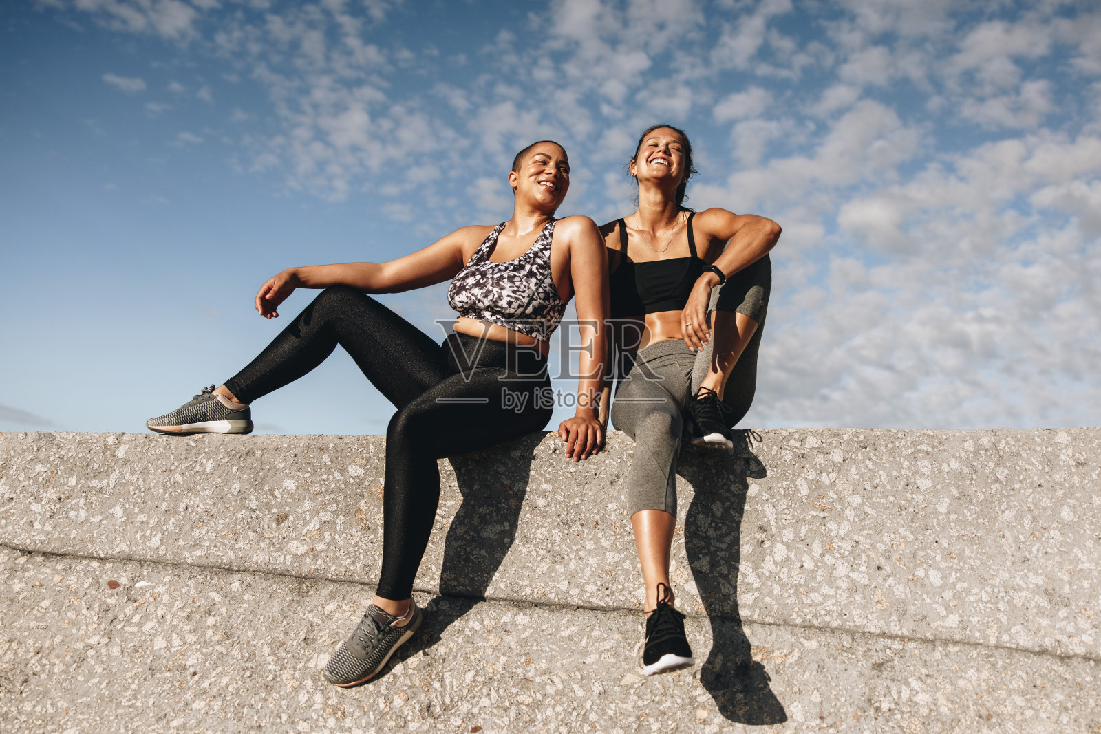 两个健身女性在锻炼后放松照片摄影图片