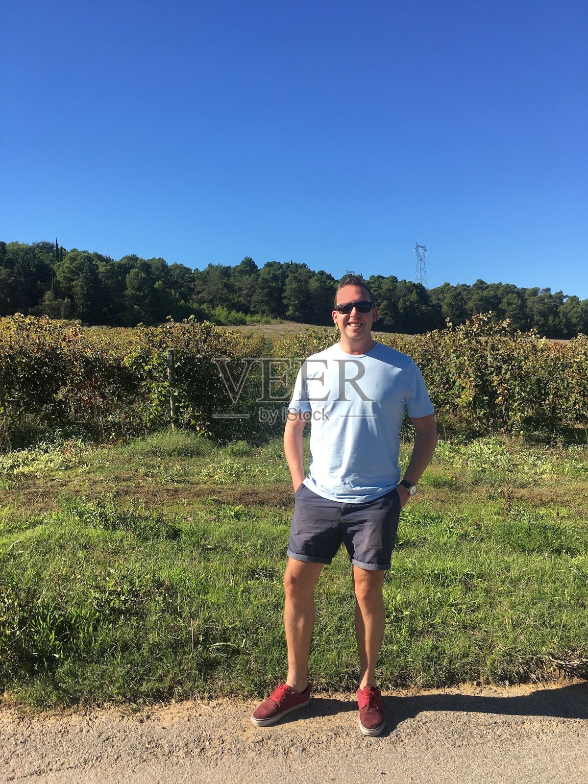 在乡间散步。照片摄影图片