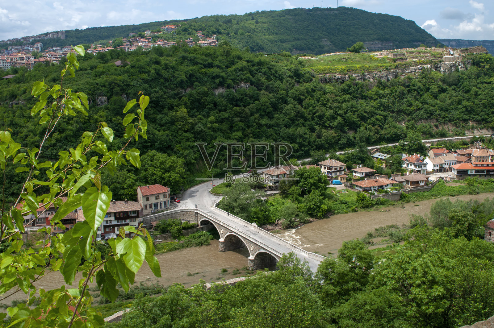 乡村景观与小镇靠近河流照片摄影图片