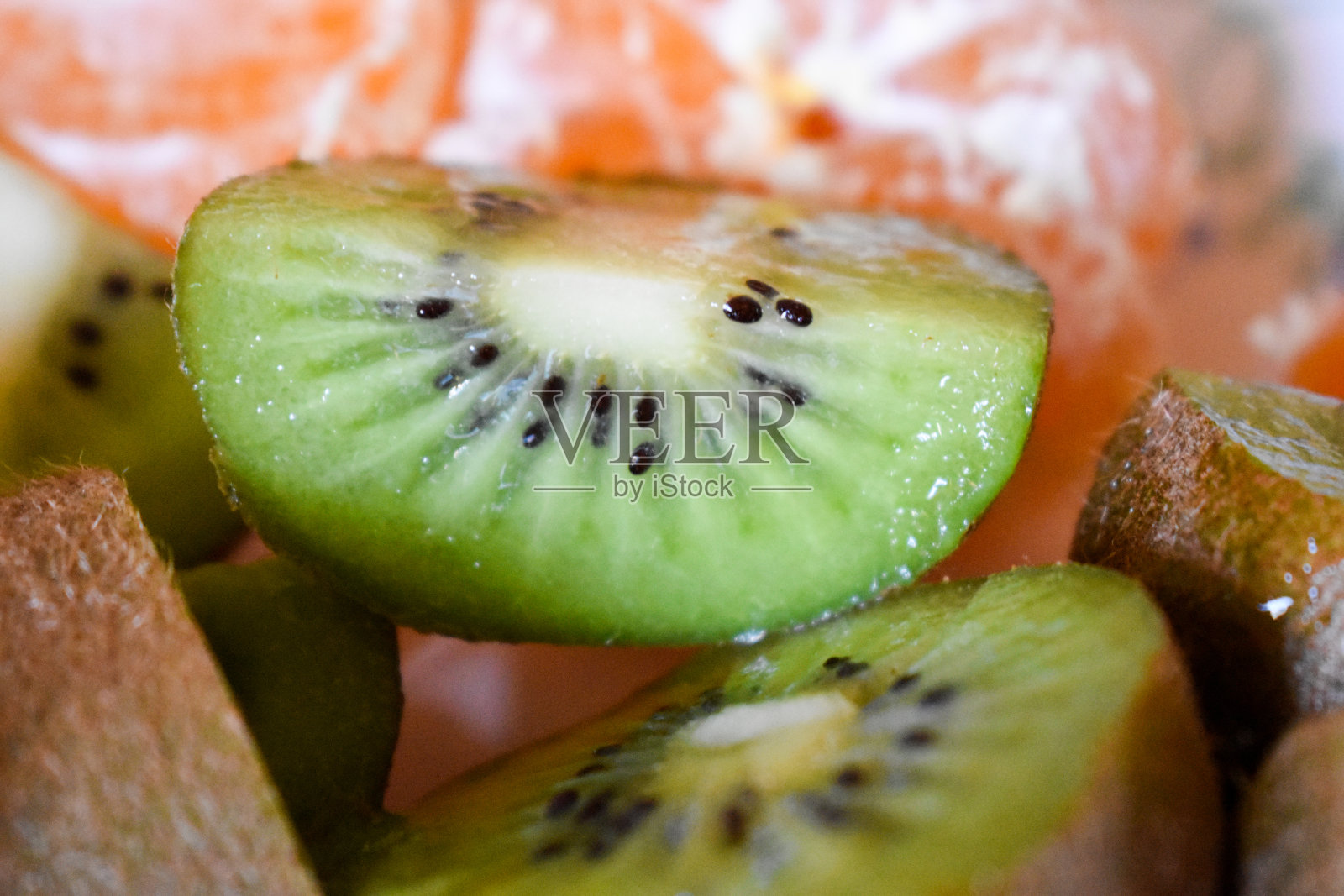 切片的奇异果和去皮的橘子照片摄影图片