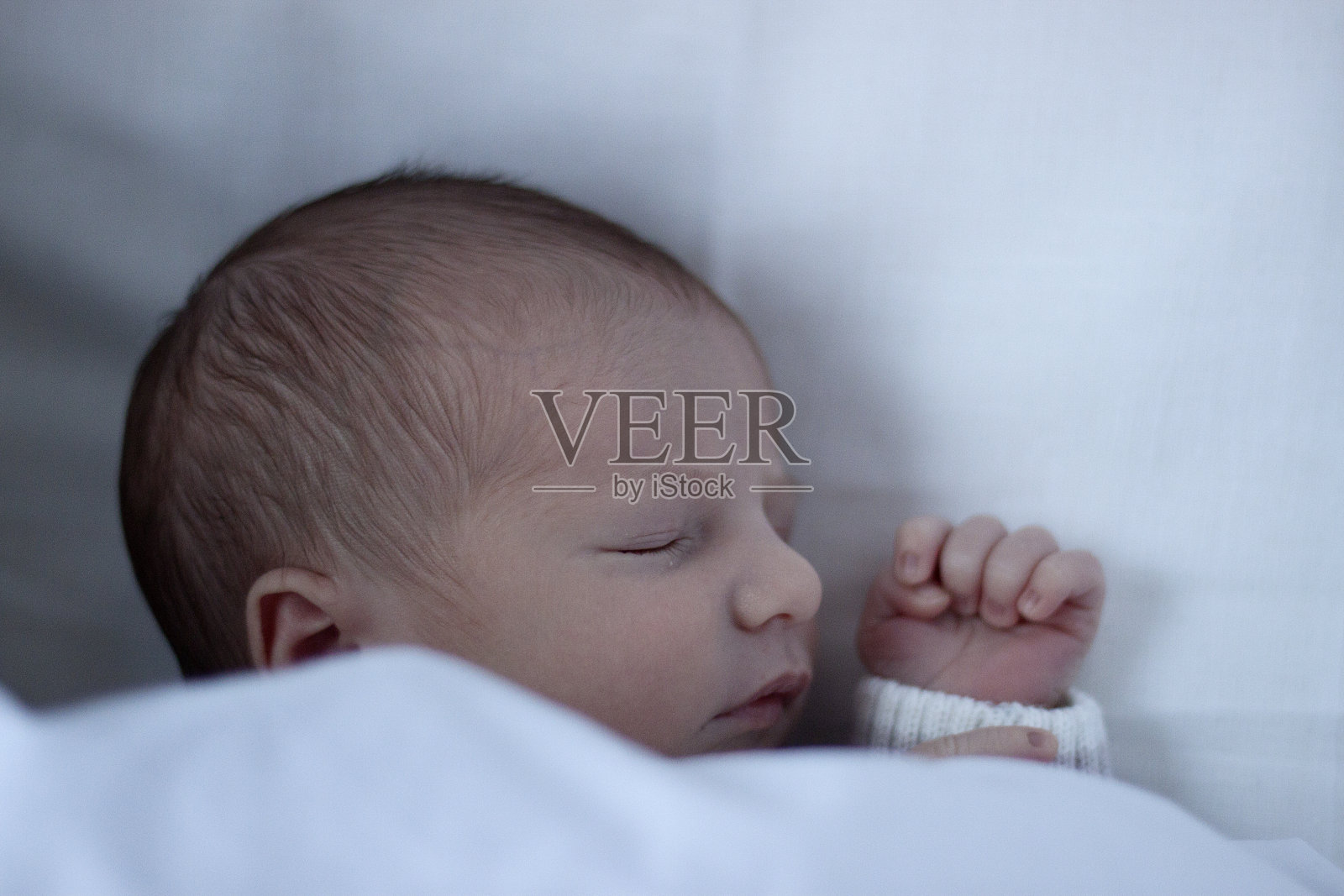 新生儿睡觉照片摄影图片