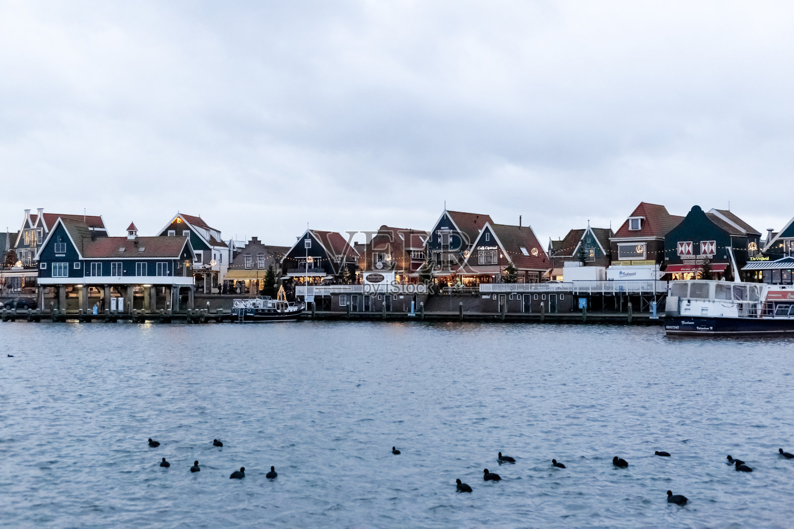 荷兰VOLENDAM - 2019年12月24日:荷兰港口，城市景观，船只，圣诞装饰和鸭子。冬夜，传统古镇，荷兰渔村。照片摄影图片