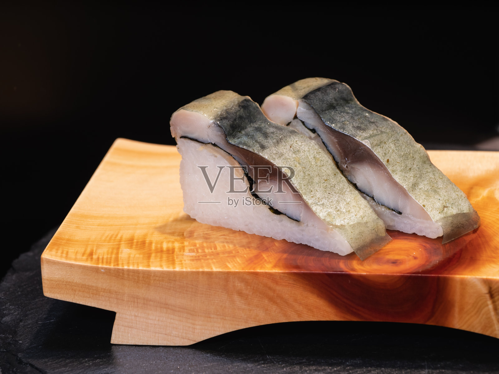 醋腌鲭鱼寿司。照片摄影图片