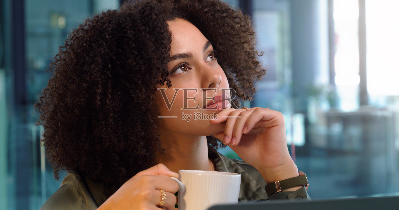 一名年轻女子在办公室里思考工作照片摄影图片