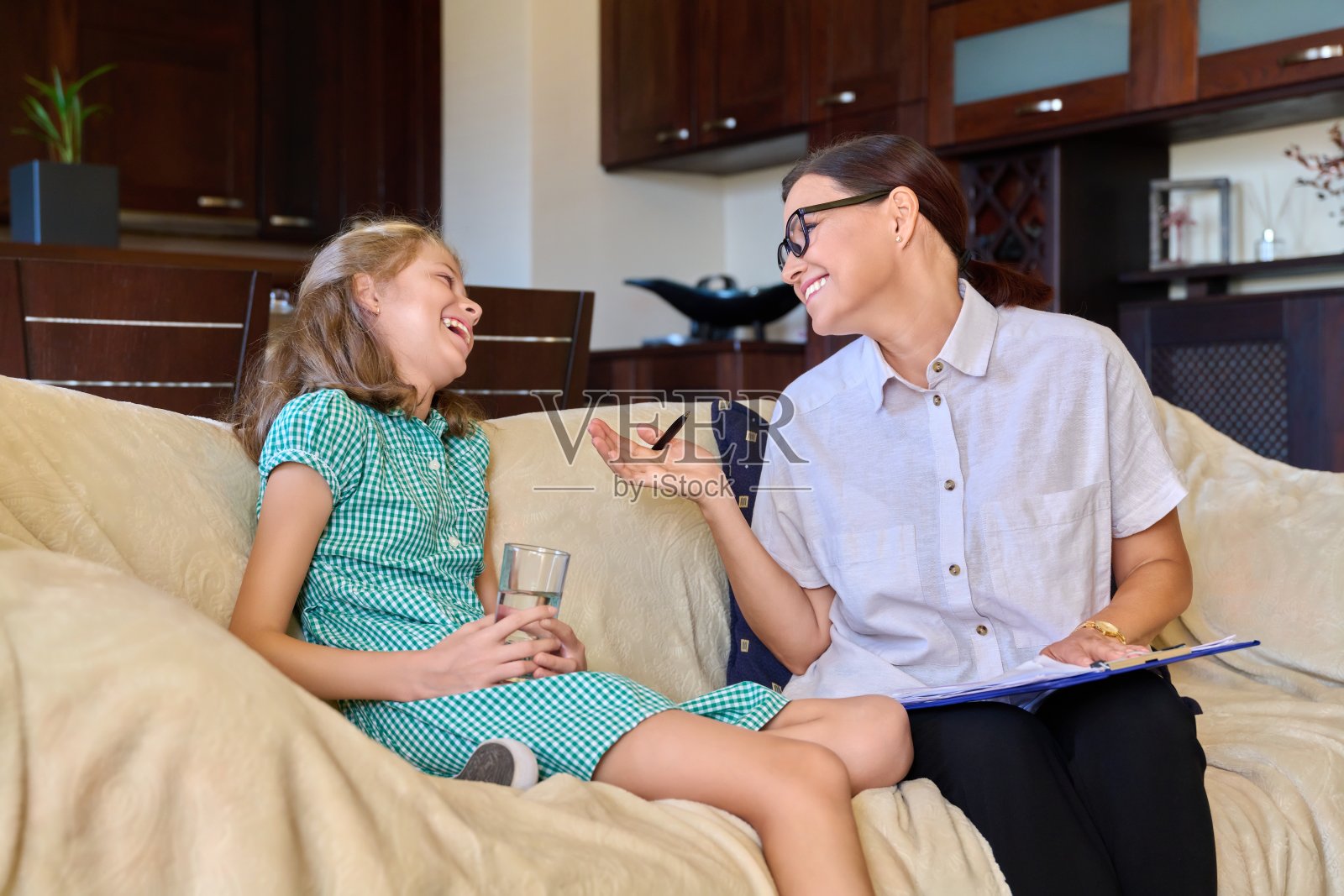 微笑积极的小女孩和女心理学老师照片摄影图片