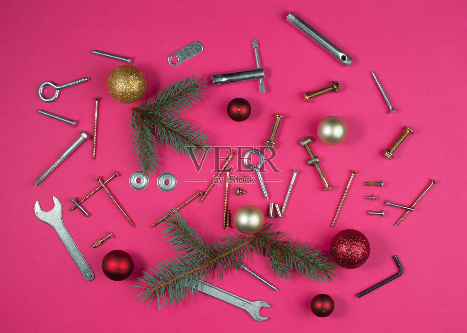 工业圣诞作文与机械工具，树枝和圣诞球。照片摄影图片