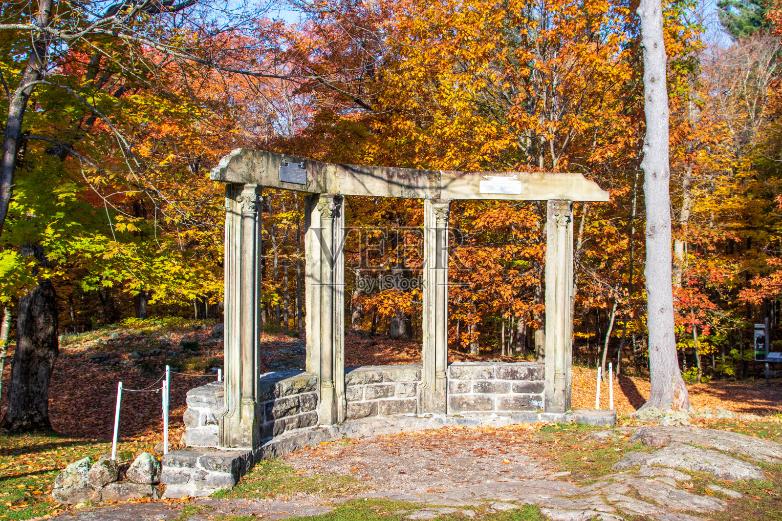 废墟前的秋天的颜色照片摄影图片