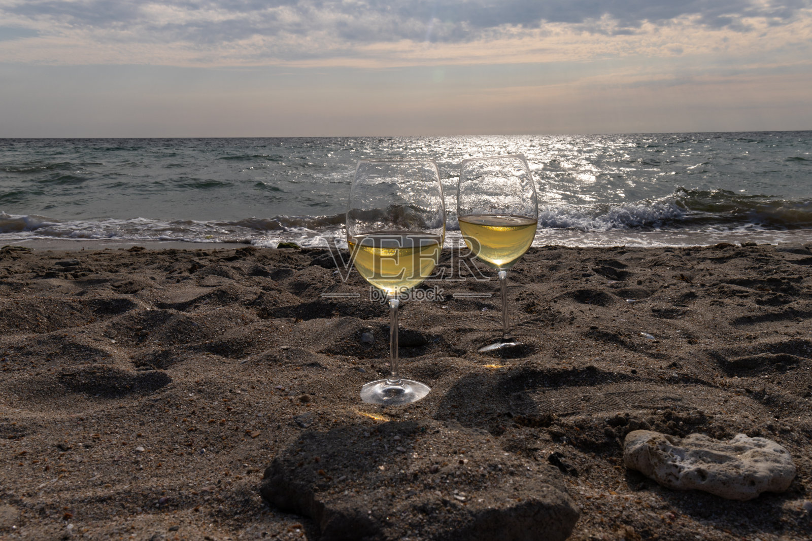 浪漫的白葡萄酒，在海滩上。在度假村品酒和放松照片摄影图片