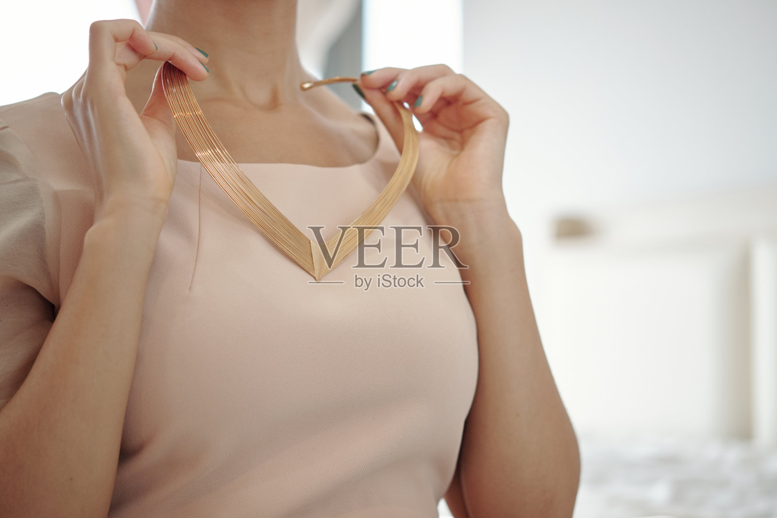 女人戴着漂亮的项链照片摄影图片