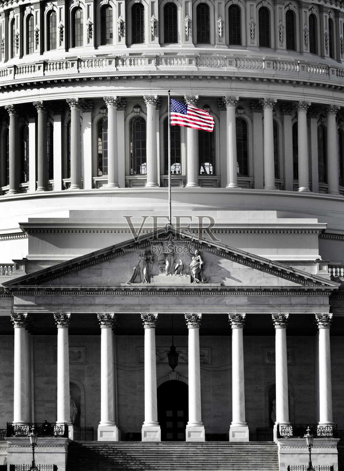 华盛顿特区的美国国会大厦，美国国旗在微风中飘扬照片摄影图片