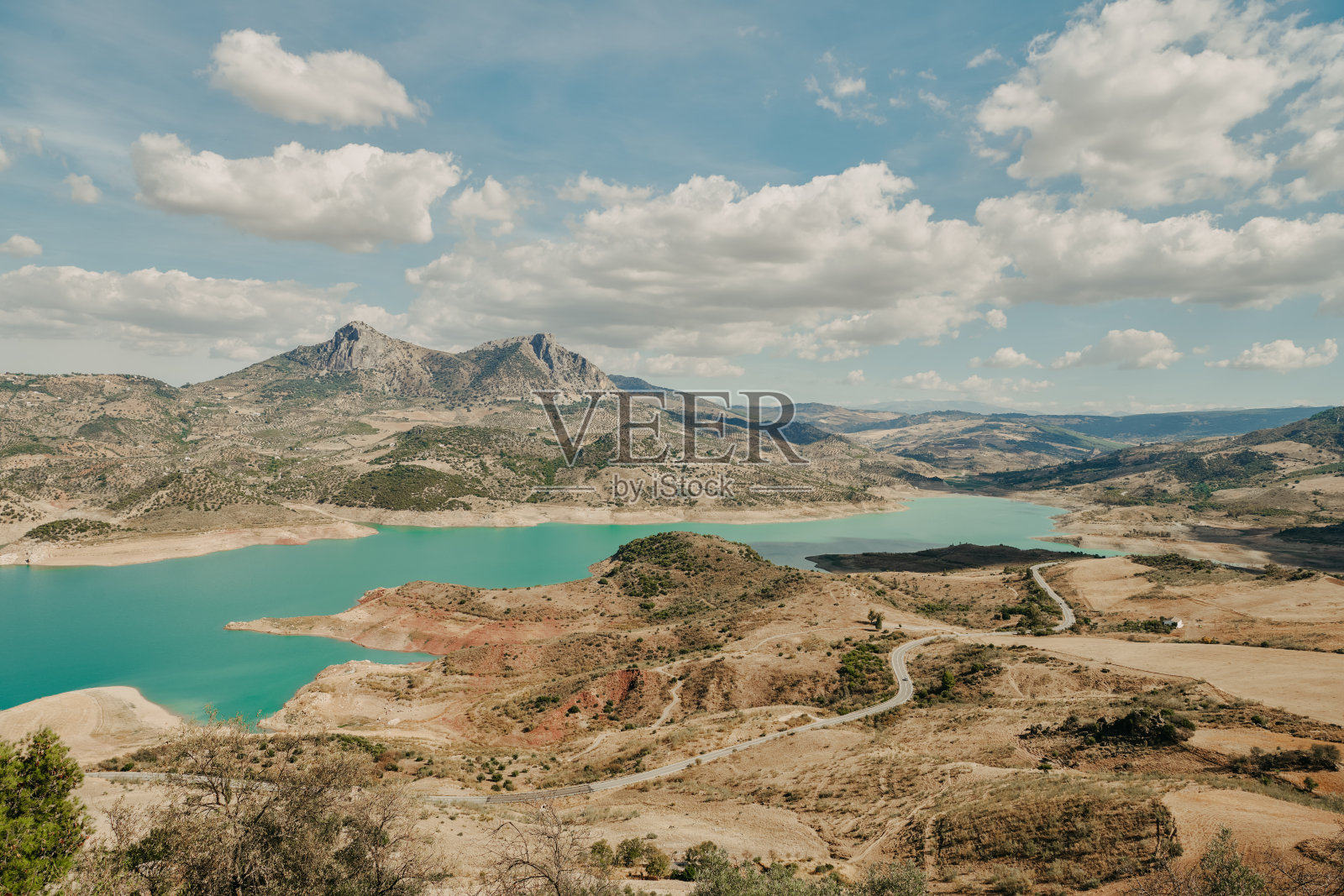 西班牙安达卢西亚的一个湖照片摄影图片