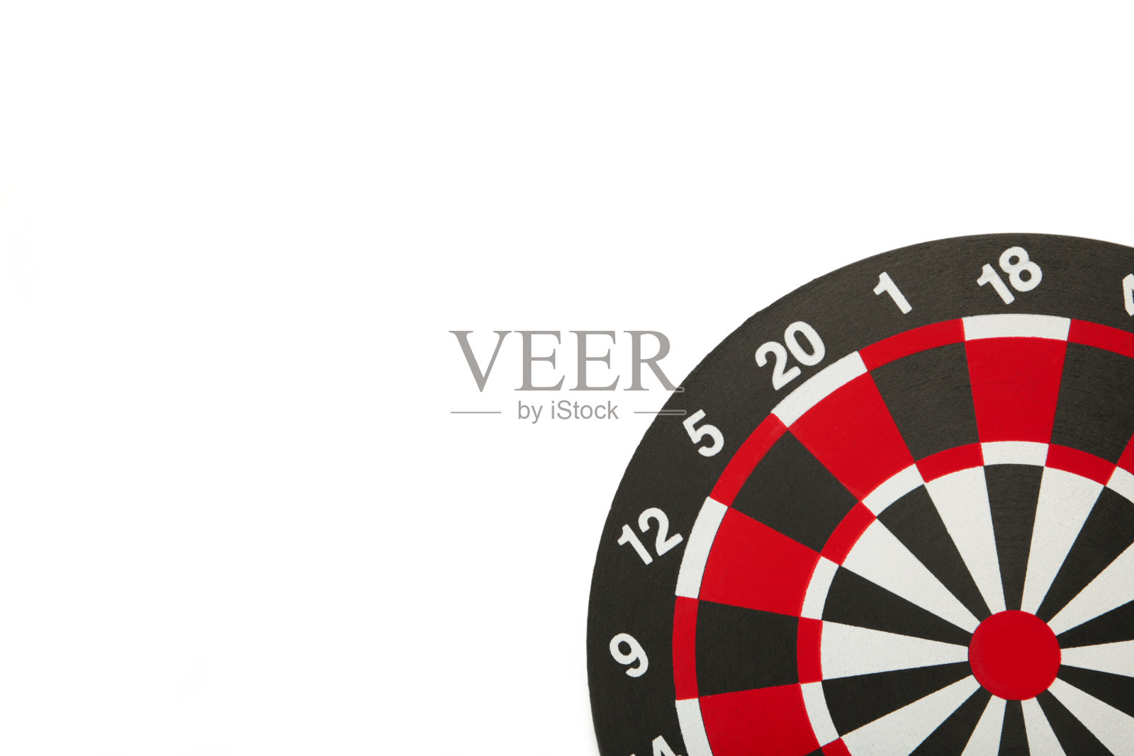 飞镖板被隔离在白色背景上。照片摄影图片