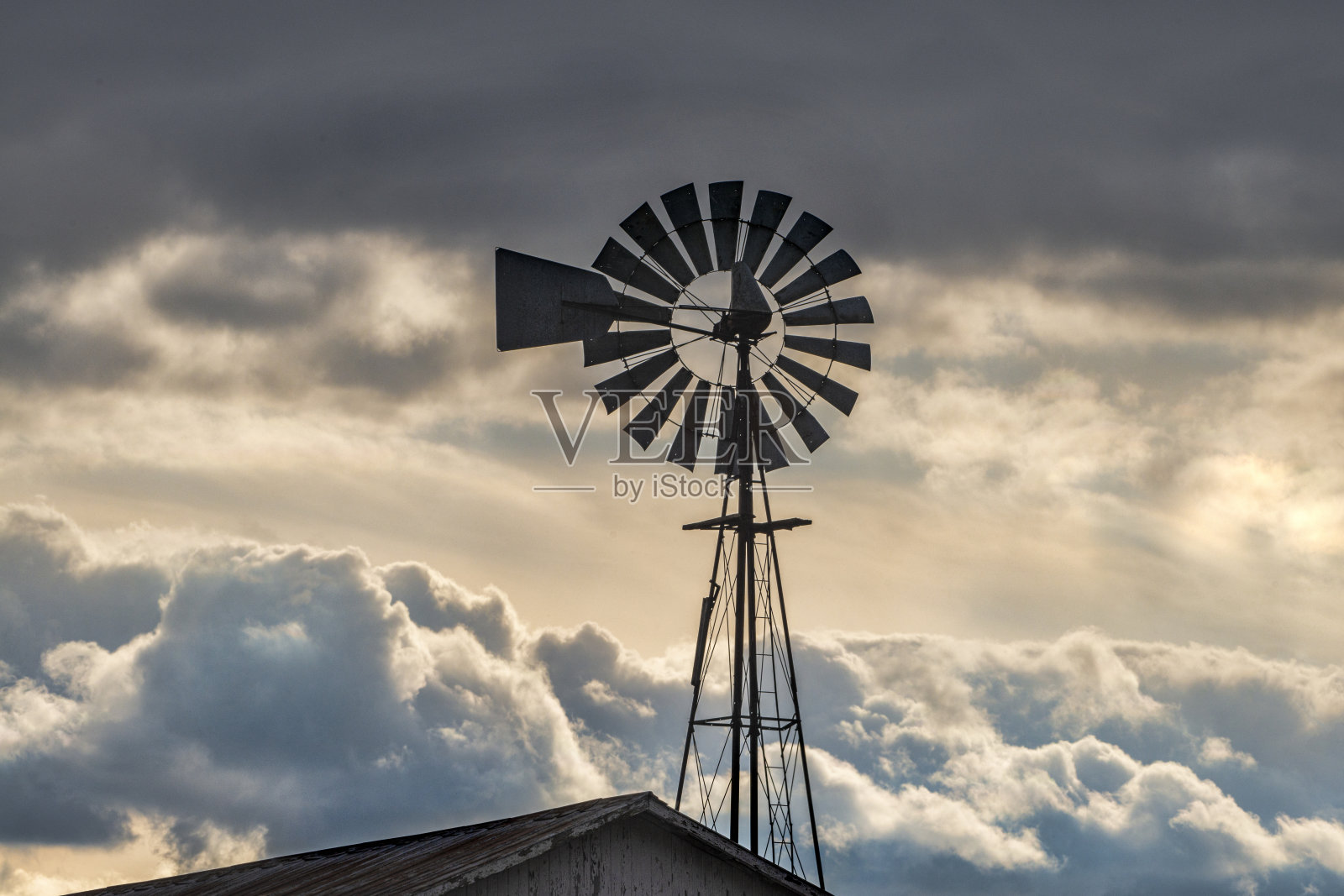 云里的乡村风车照片摄影图片