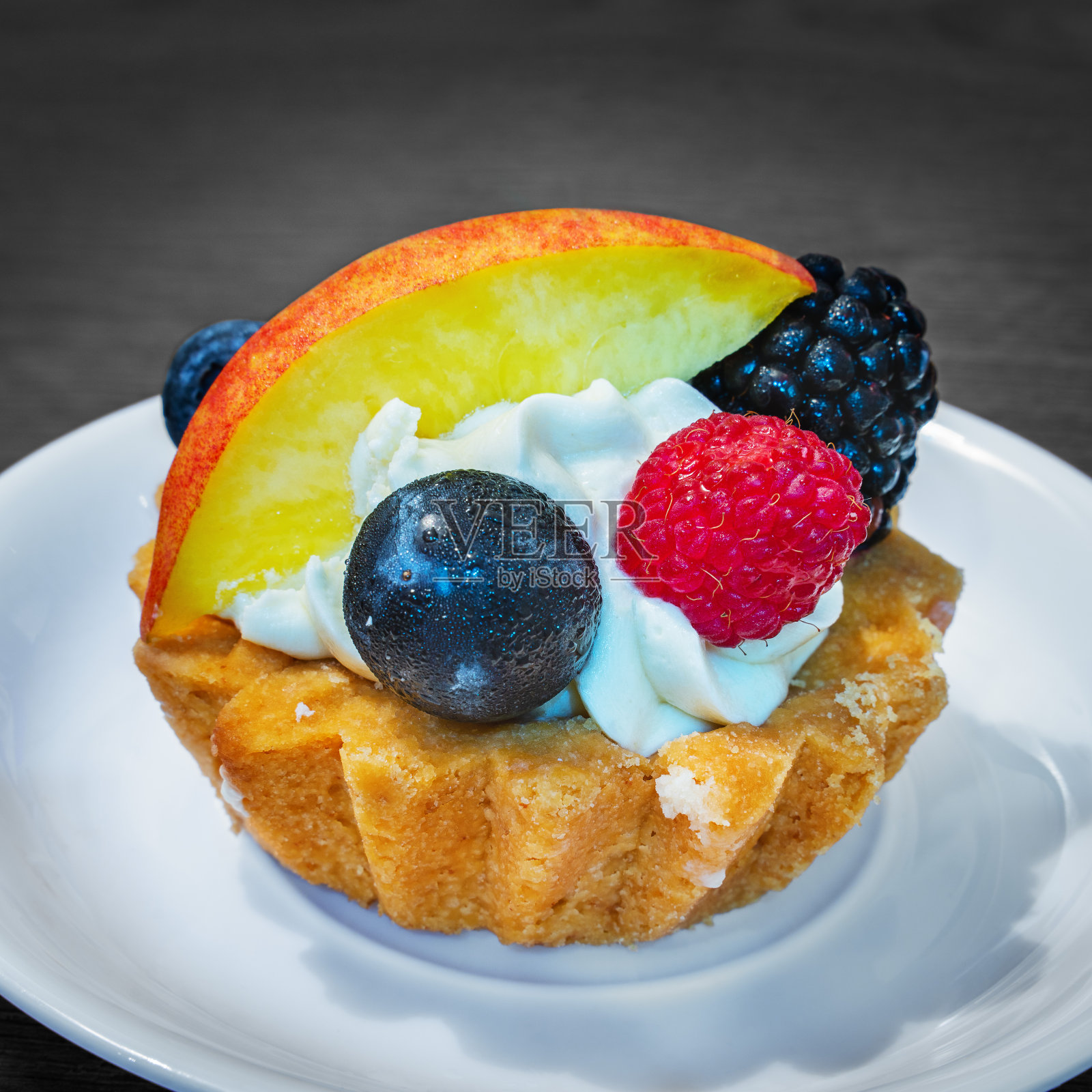 奶油浆果海绵蛋糕照片摄影图片