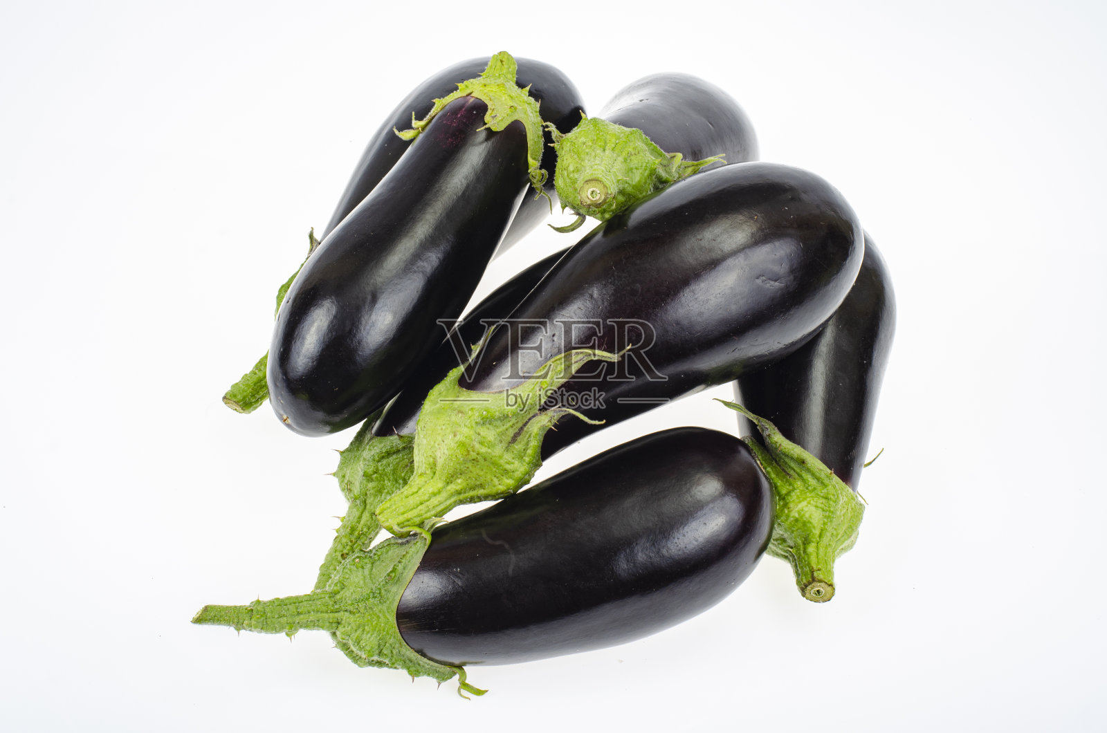 成熟的茄子在白色的背景上。工作室的照片照片摄影图片