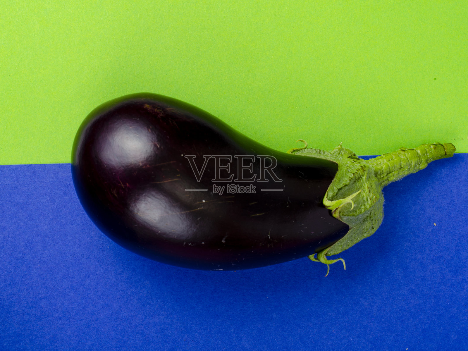 创意以新鲜的有机蔬菜为背景。最小的健康概念。工作室的照片照片摄影图片