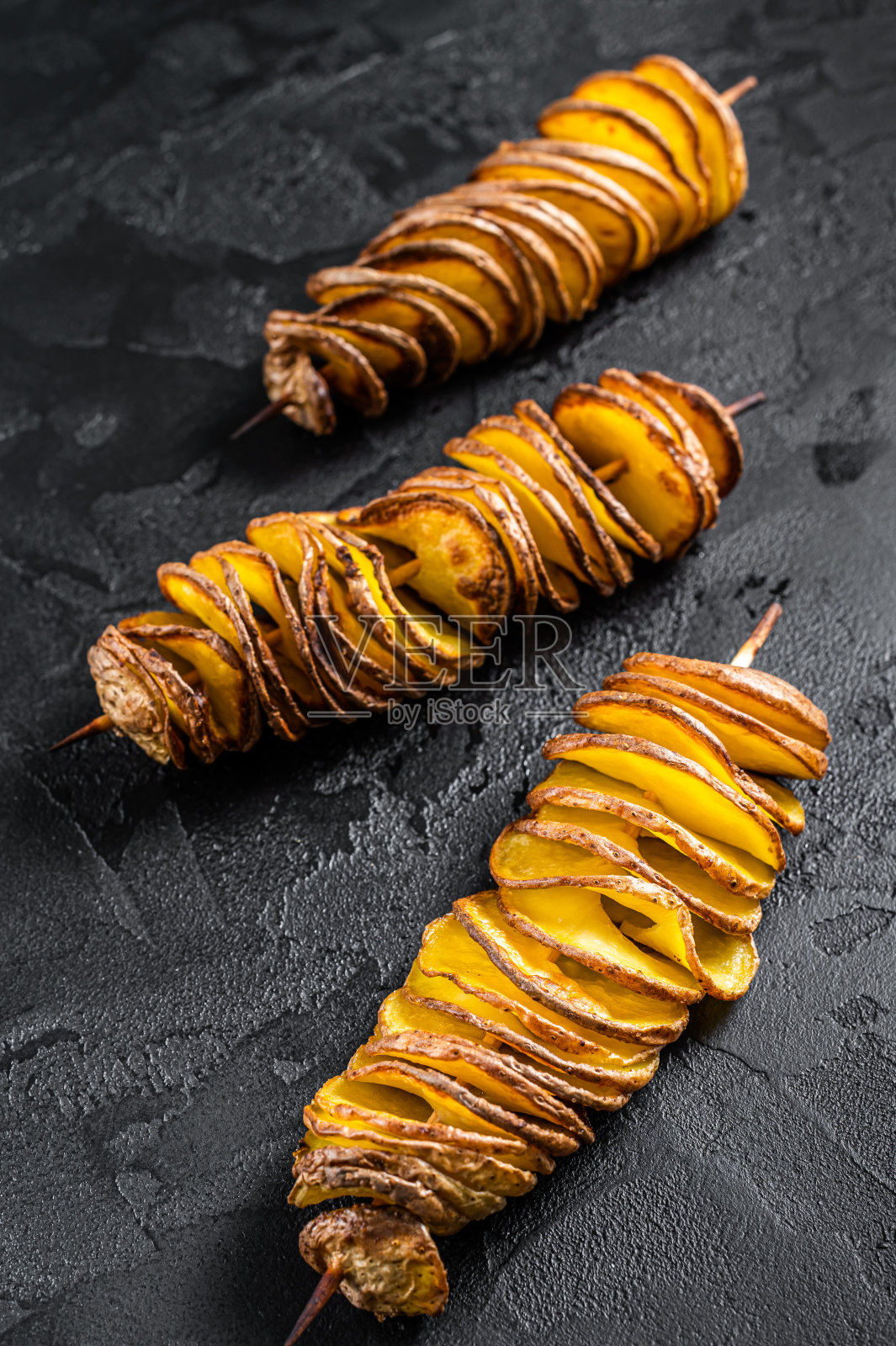 扭曲的龙卷风薯片。黑色背景。俯视图照片摄影图片