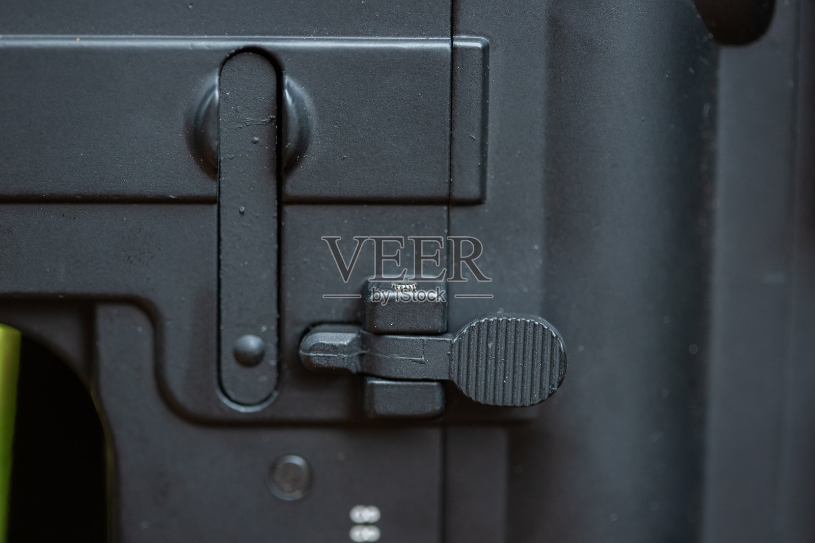 特写部分自动武器与选择性聚焦和模糊的背景照片摄影图片