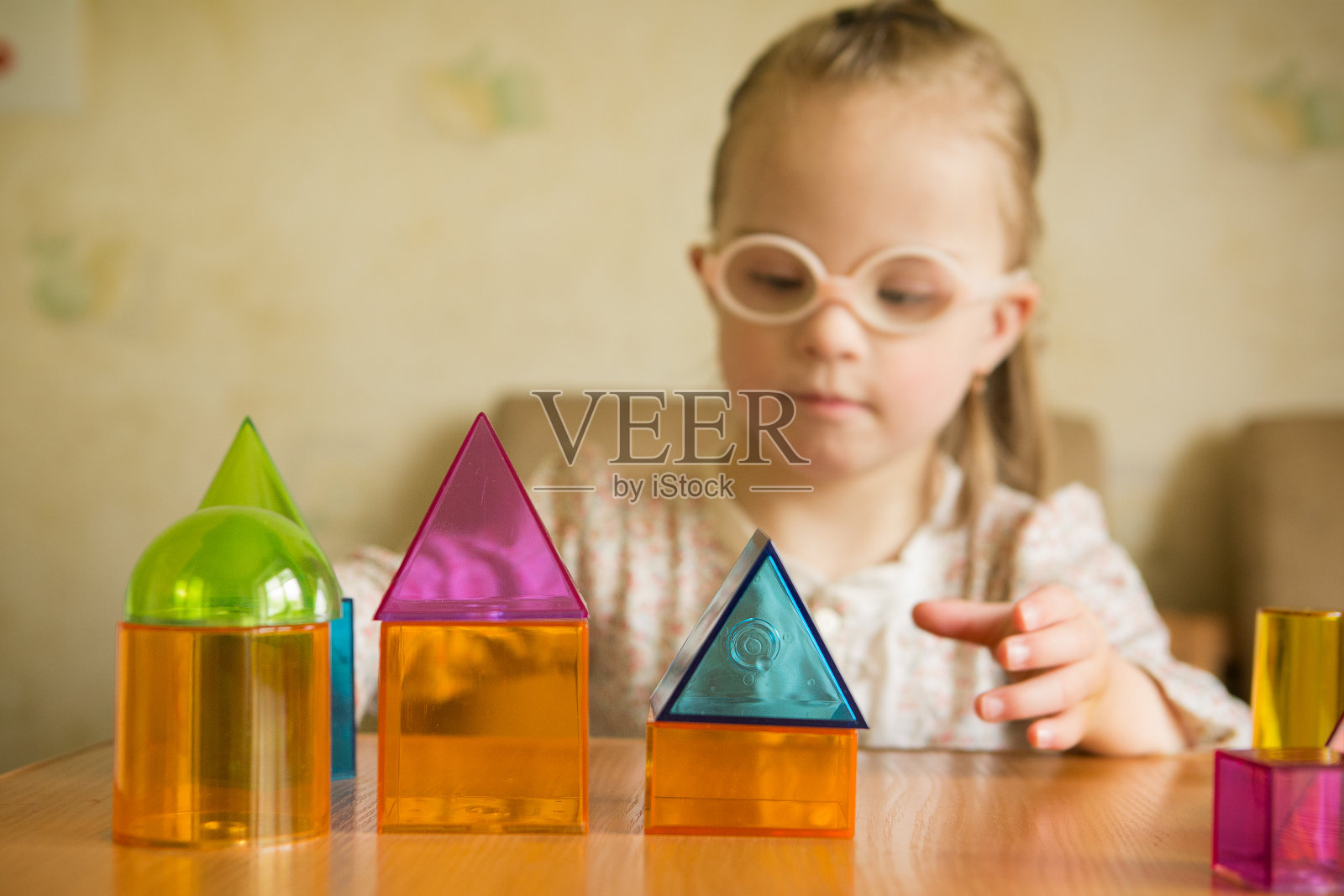 患有唐氏综合征的女孩在玩几何形状照片摄影图片