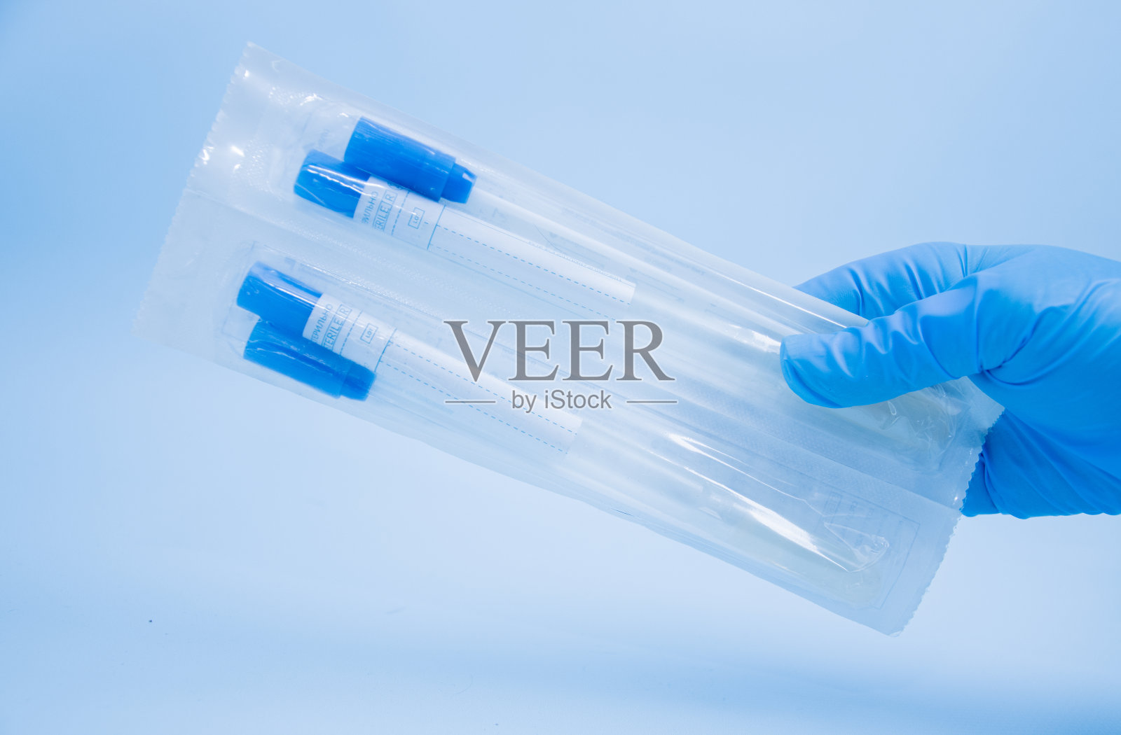 无菌棉签置于蓝色无菌包装内，并配有无菌管照片摄影图片