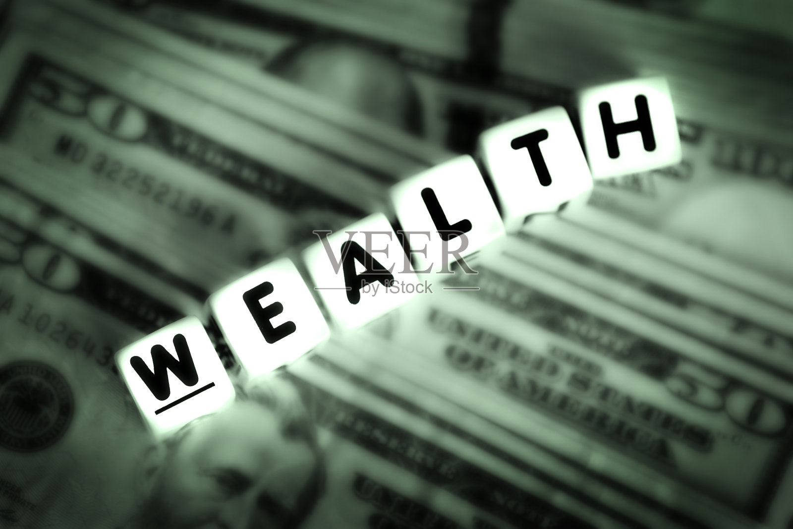 用大写字母拼出的财富骰子代表着富有的投资照片摄影图片