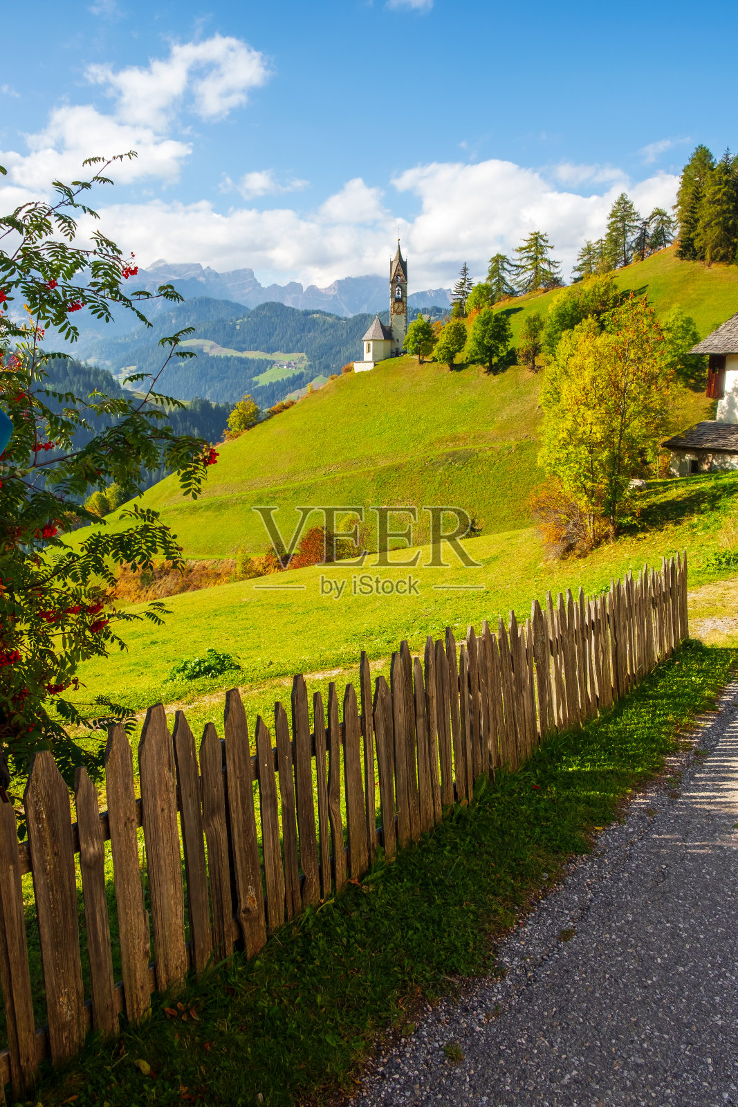 圣塔芭芭拉教堂在白天，在舒适的小村庄的La Valle，阿尔塔巴迪亚，南蒂罗尔照片摄影图片