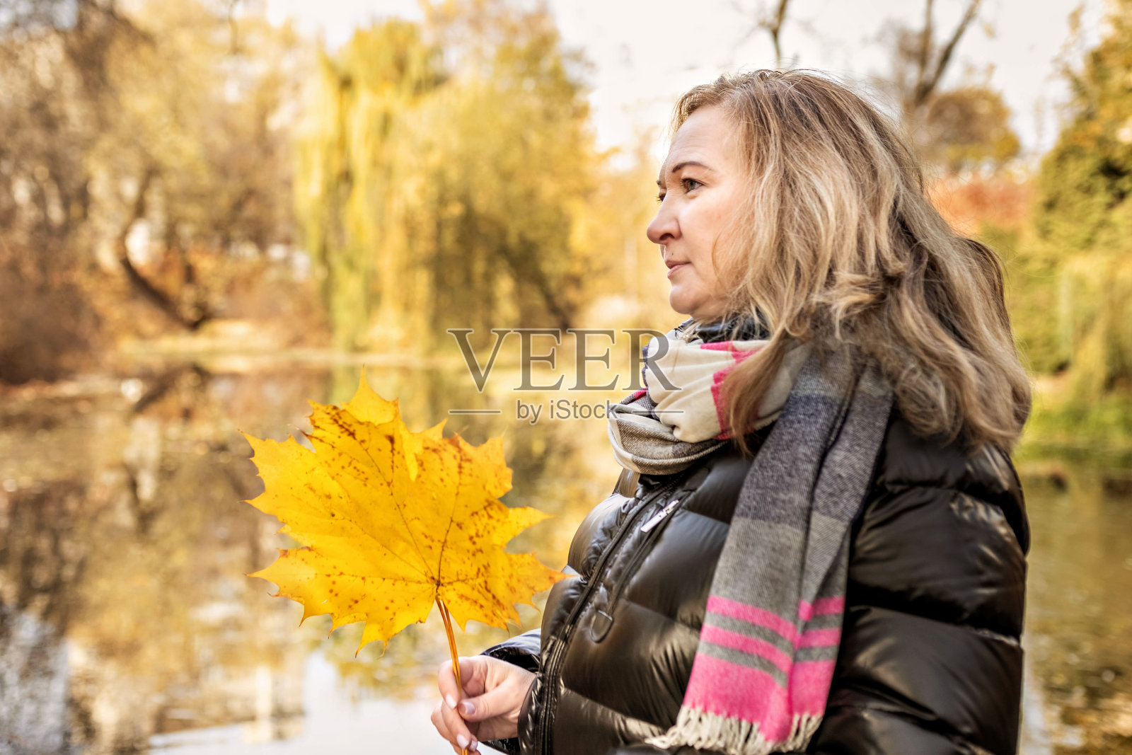 秋天公园池塘边的女人肖像照片摄影图片