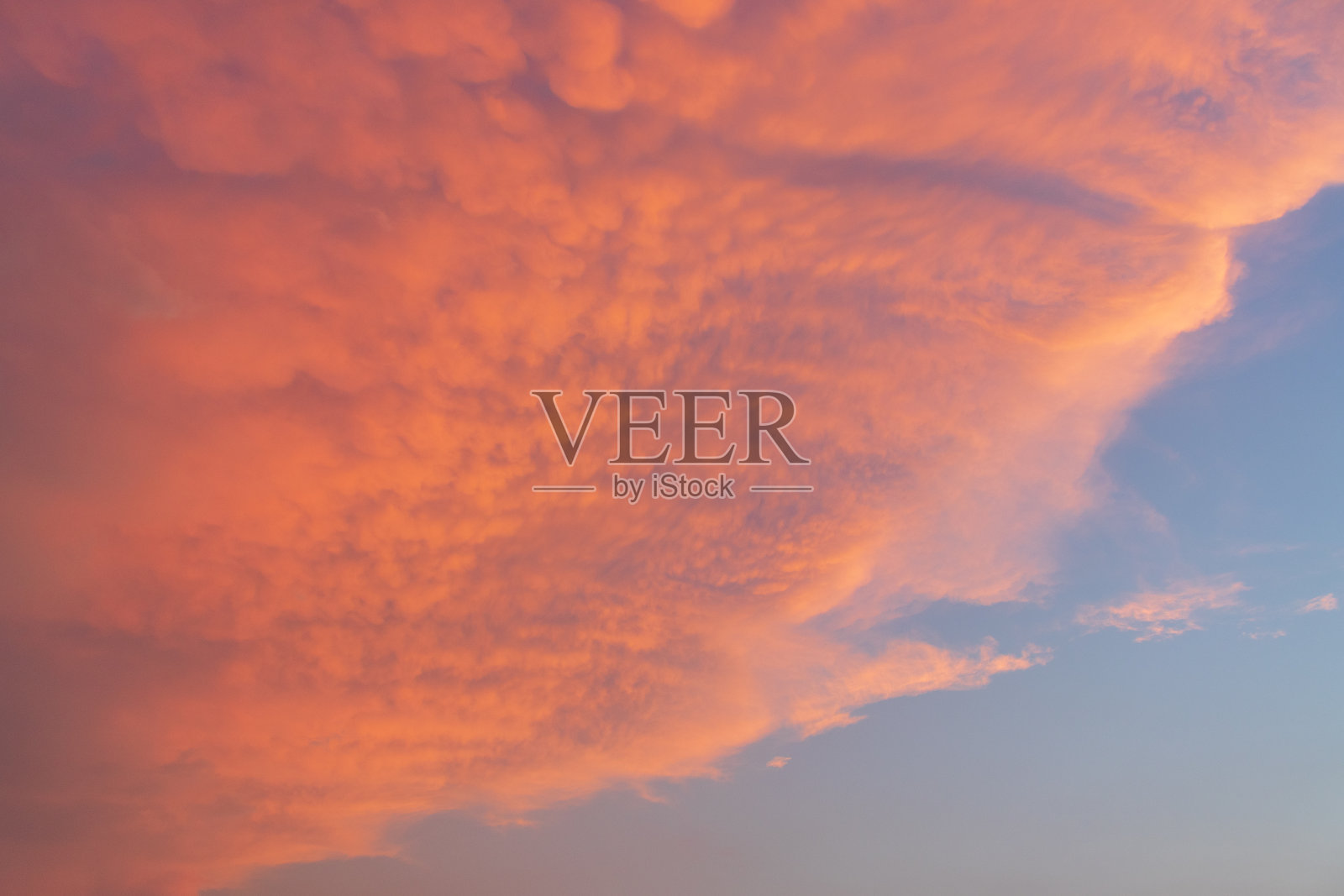 日落时五彩缤纷的多云天空。照片摄影图片