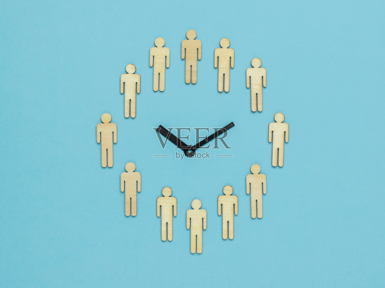 蓝色背景上的人像时钟。世代交替的概念。照片摄影图片