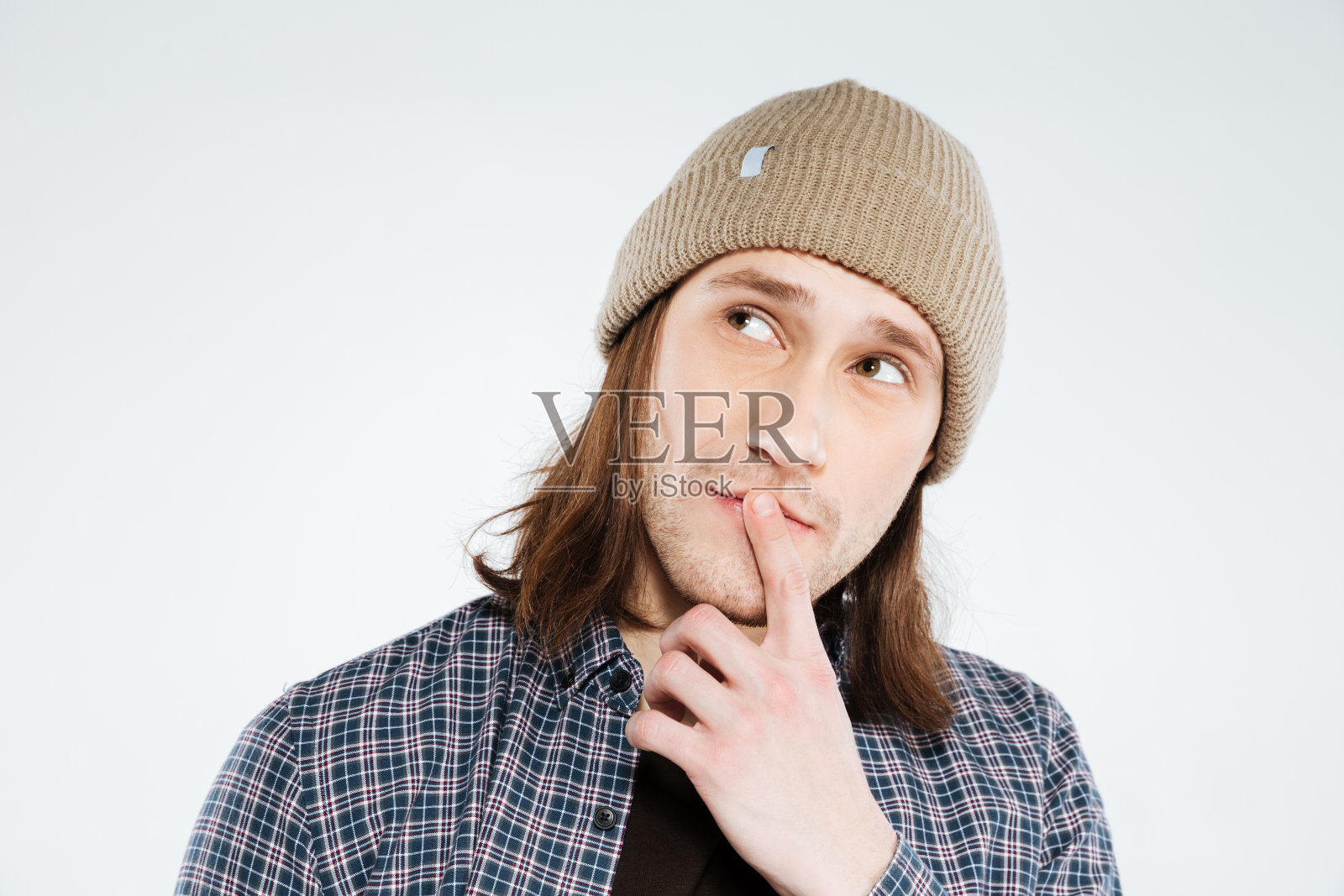 沉思的嬉皮士望向别处照片摄影图片