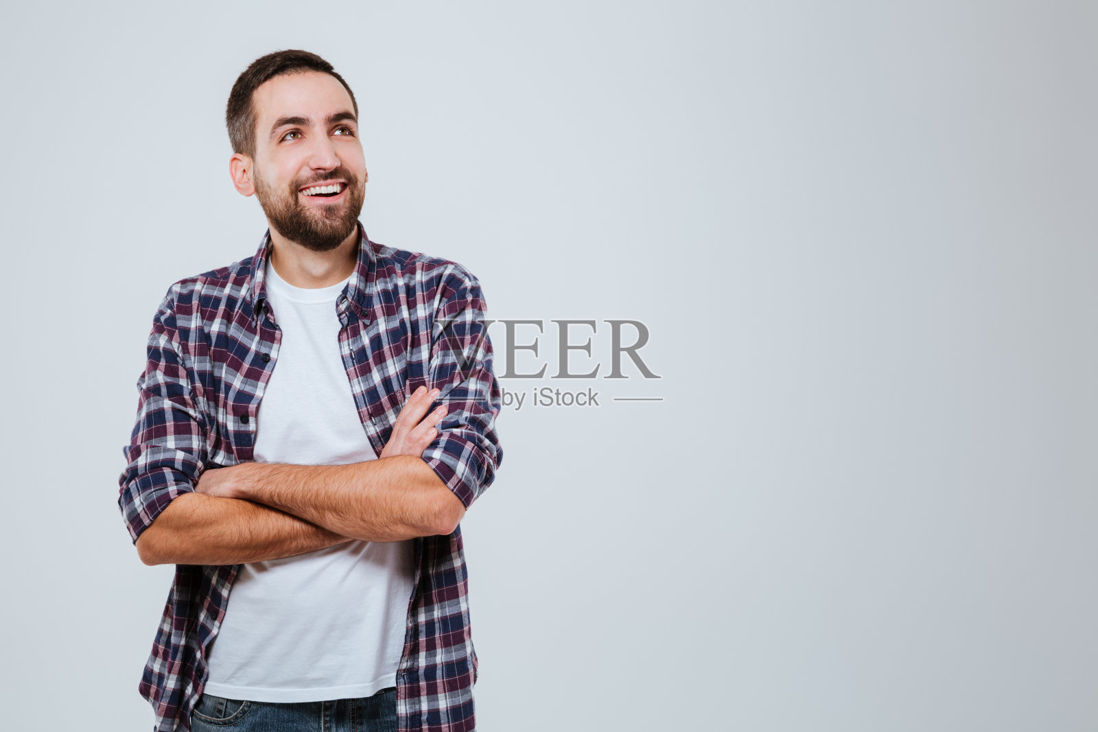 笑着的胡子男人，穿着衬衫，双臂交叉照片摄影图片