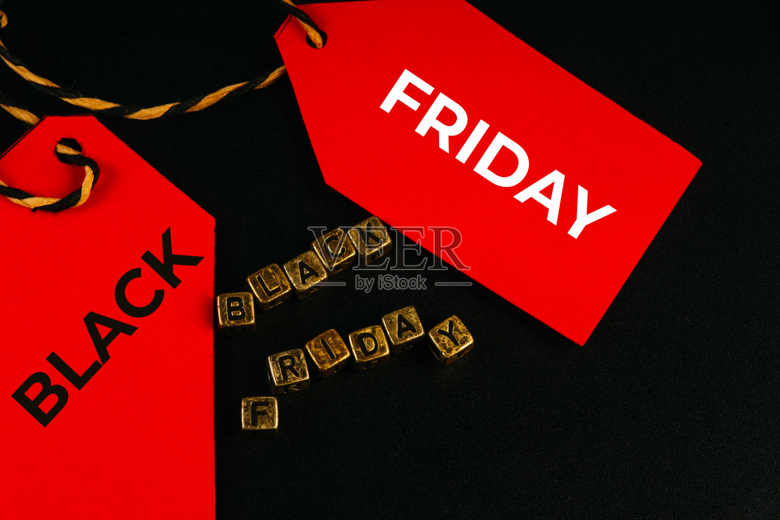 黑色星期五销售。横幅,海报。黑色背景上的购物车。黑色星期五促销概念。平躺，俯视图，在头顶。消费社会的趋势。黑色星期五大甩卖。极简主义风格。创意设计。副本的空间。照片摄影图片