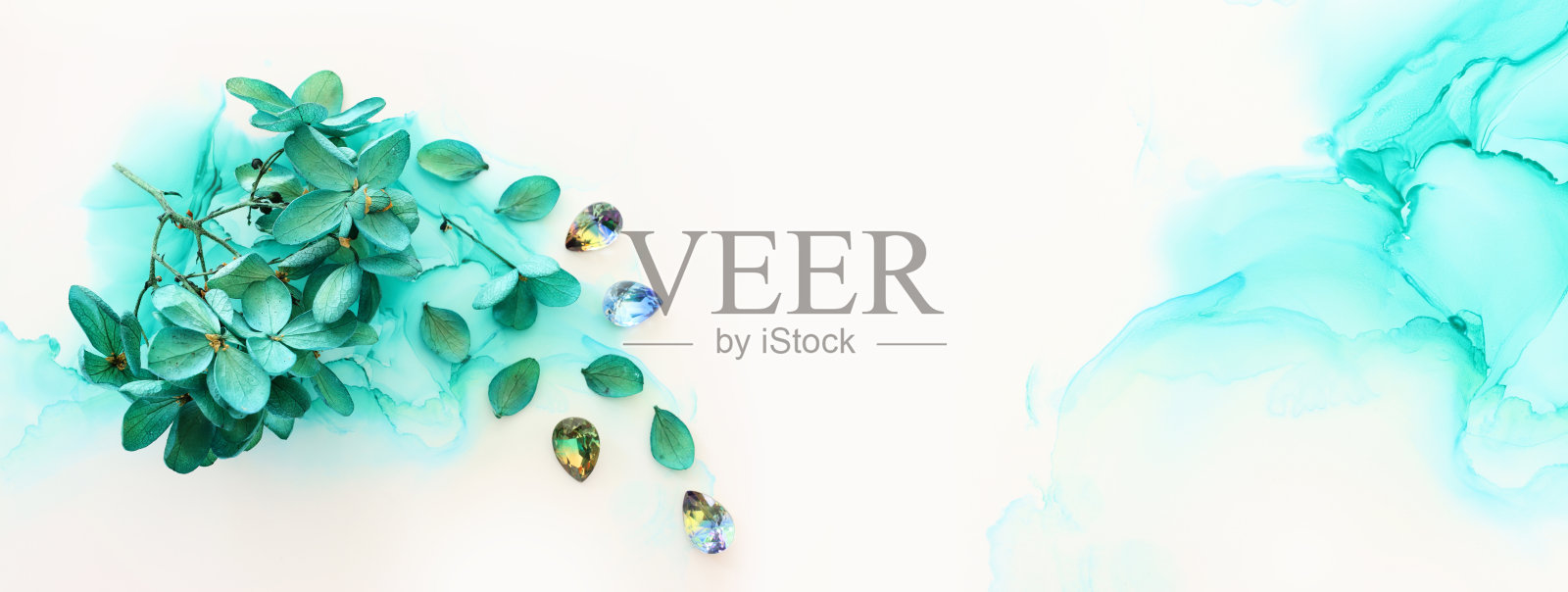 在艺术水墨背景上创作出翠绿绣球花的形象。顶部视图与复制空间照片摄影图片