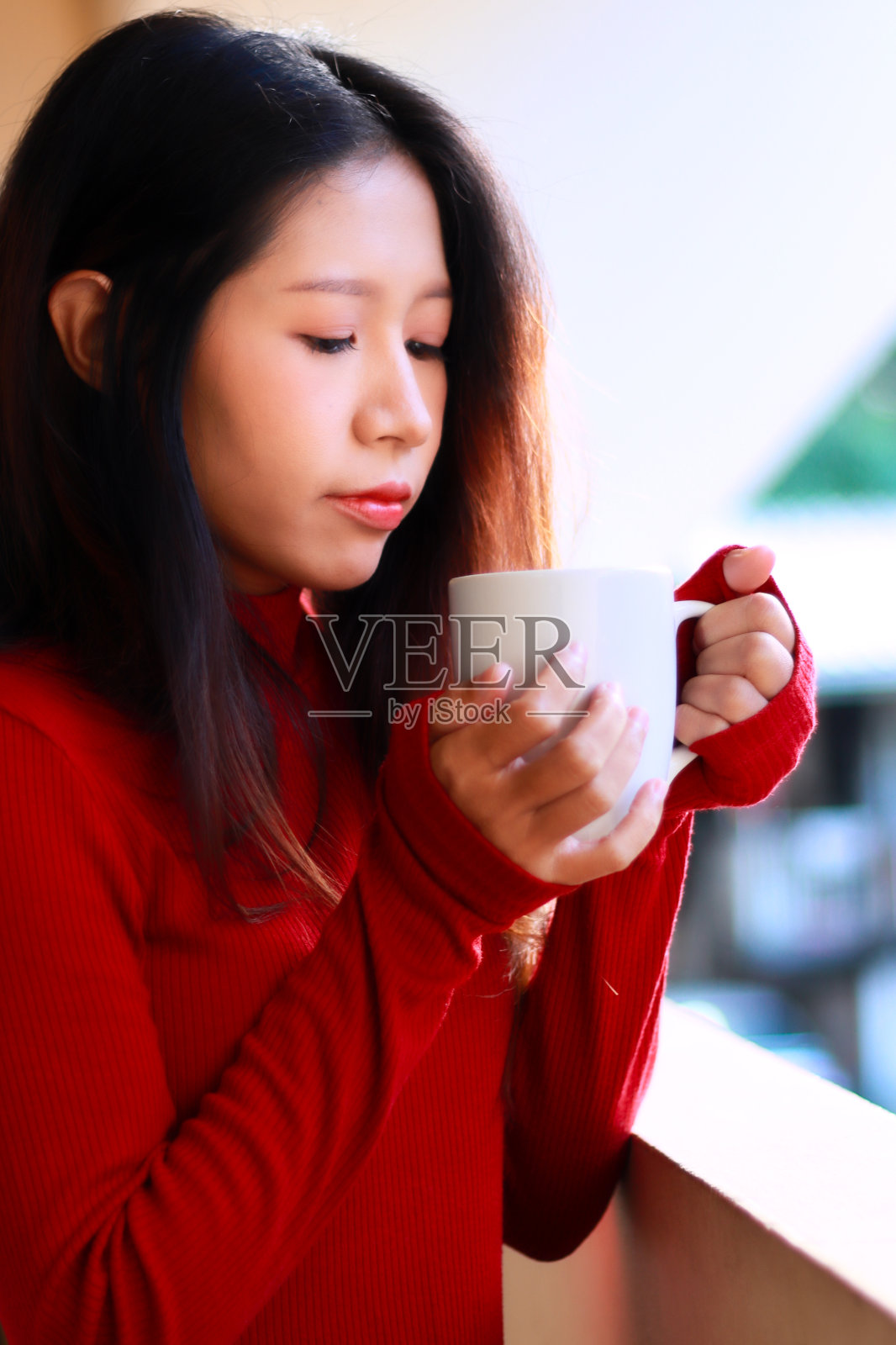 一杯热牛奶。照片摄影图片