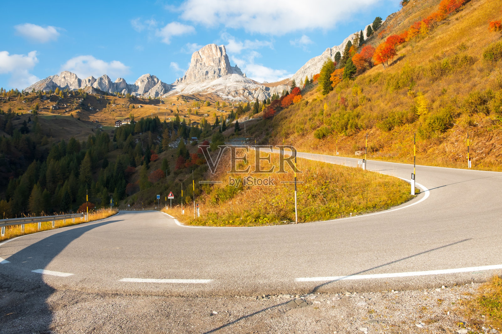 著名的Passo di Giau, Monte Gusela在Nuvolau gruppe后面的Dolomites山脉，靠近著名的Cortina d 'Ampezzo市在南蒂罗尔照片摄影图片
