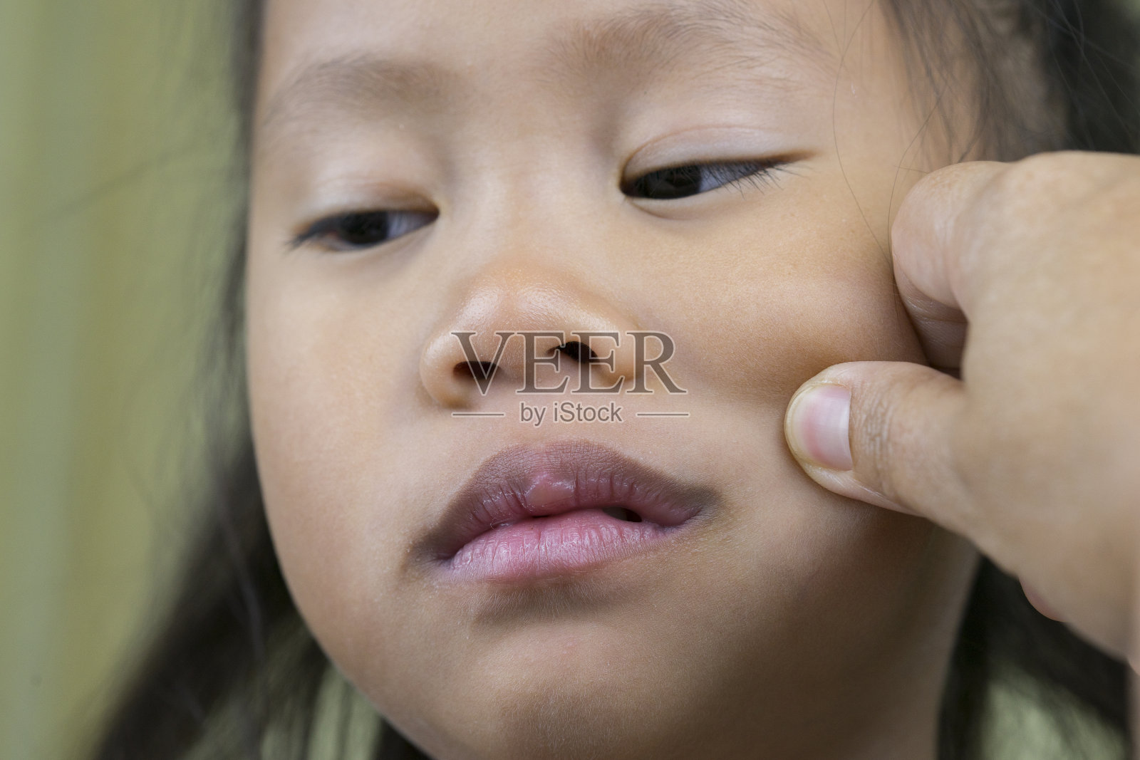 亚洲妈妈和小女孩玩捏脸颊，摸鼻子搞笑的脸。照片摄影图片