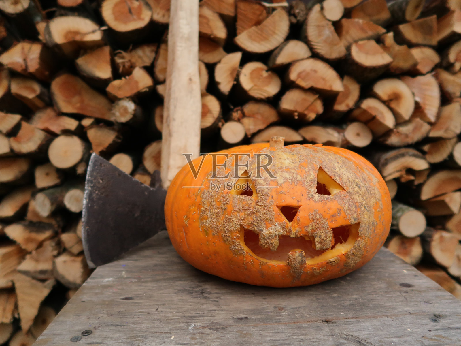 雕刻脸的万圣节南瓜。照片摄影图片